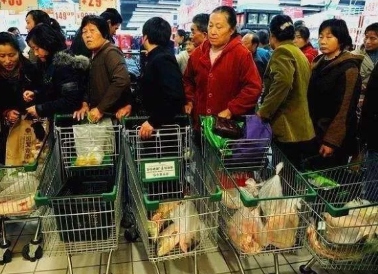 消費(fèi)者排著長隊等待付款.png